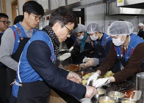 본문 이미지 - 한국도로공사 강원본부 직원들이 최근 강원 원주시 원동에 위치한 밥상공동체 종합사회복지관의 식당에서 지역 고령자들의 급식을 돕고, 청소를 비롯한 여러 봉사활동 일정을 가졌다. (한국도로공사 강원본부 제공. 재판매 및 DB금지) 2026.2.28/뉴스1