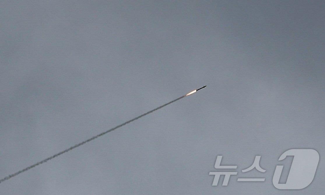 본문 이미지 - 미국과 이스라엘이 이란에 대한 공습을 감행한 28일(현지시간) 예루살렘 상공에 이스라엘의 방어 시스템이 작동하고 있다. ⓒ 로이터=뉴스1 ⓒ 로이터=뉴스1