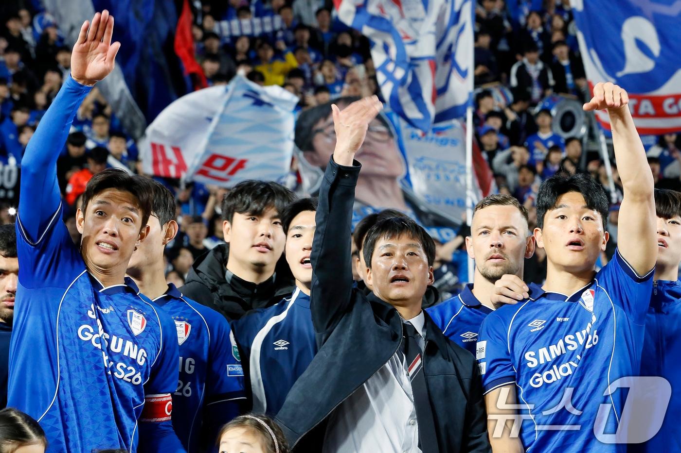 본문 이미지 - 28일 오후 경기도 수원시 팔달구 월드컵로 수원월드컵경기장에서 열린 하나은행 K리그2 2026 1라운드 수원삼성과 서울이랜드의 경기에서 2대 1 역전승을 거둔 수원삼성 이정효 감독과 주장 홍정호 등이 역전골의 주인공 강현묵을 향해 빨리 올 것을 요구하고 있다. 2026.2.28 ⓒ 뉴스1 박정호 기자