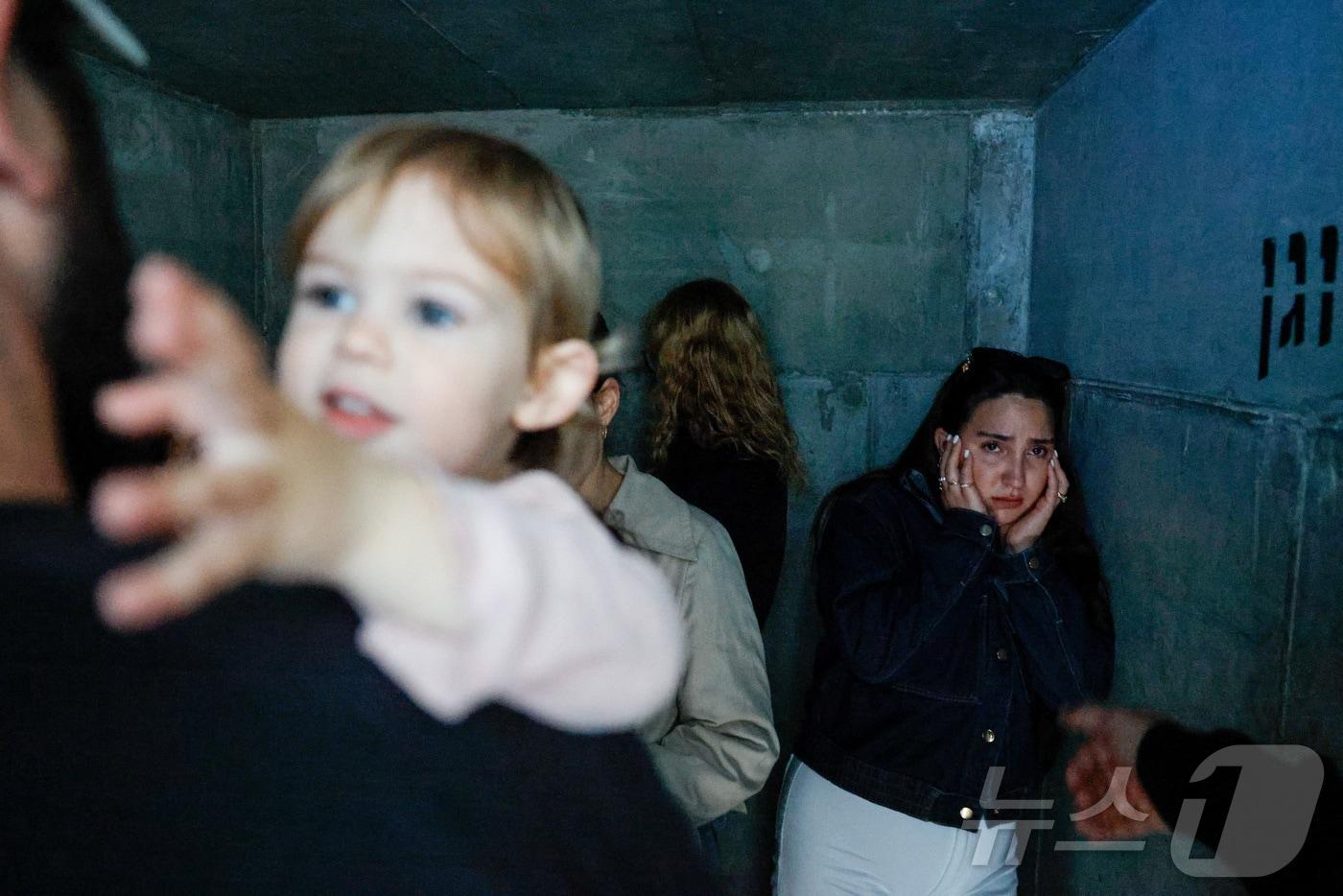 본문 이미지 - 미국과 이스라엘이 이란에 대한 공습을 감행한 28일(현지시간) 이스라엘 애쉬켈론에서 주민들이 이란의 보복 공격에 대비해 대피하고 있다. ⓒ 로이터=뉴스1