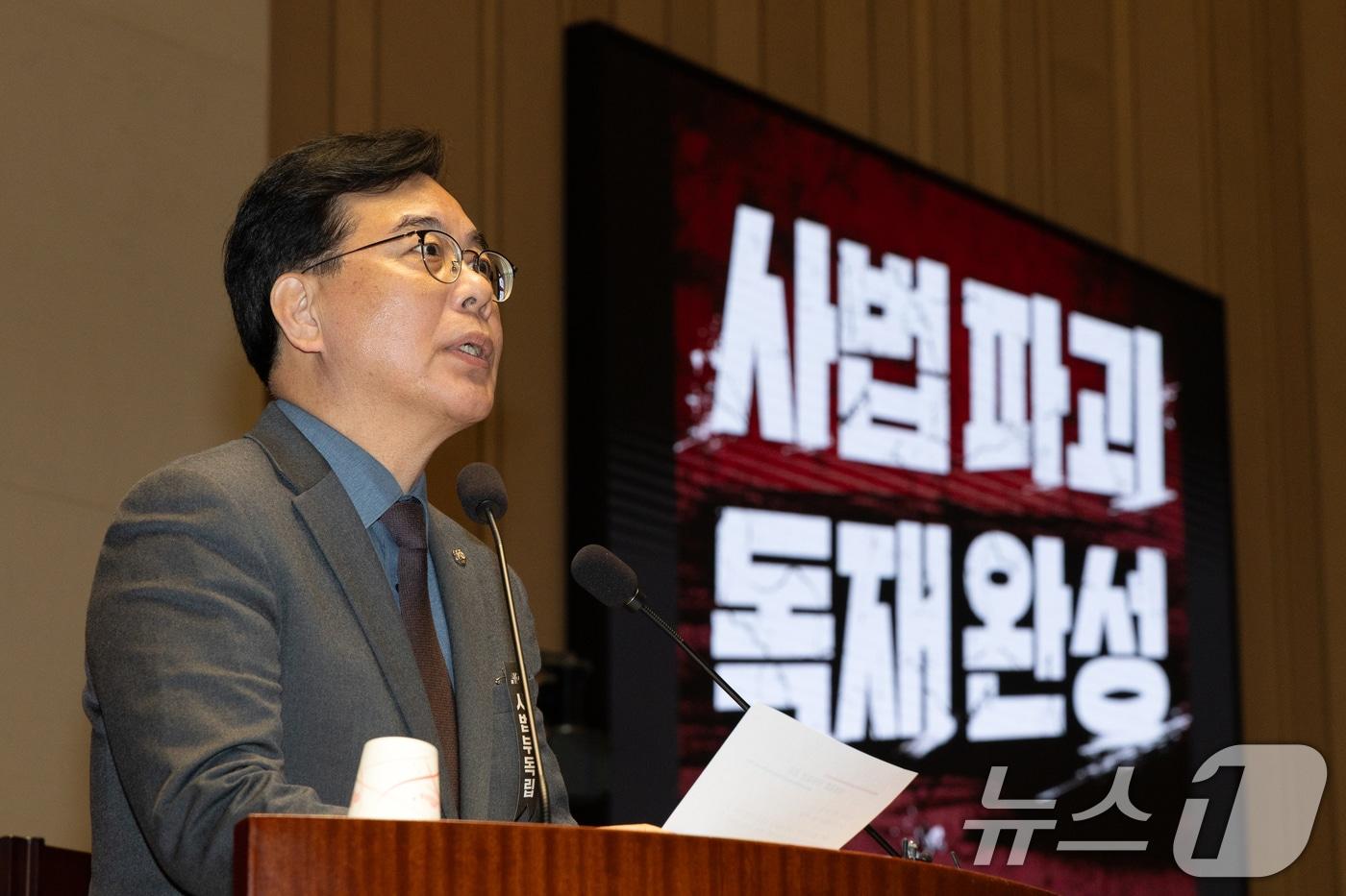 본문 이미지 - 송언석 국민의힘 원내대표가 28일 서울 여의도 국회에서 열린 의원총회에서 발언하고 있다. 2026.2.28 ⓒ 뉴스1 이승배 기자