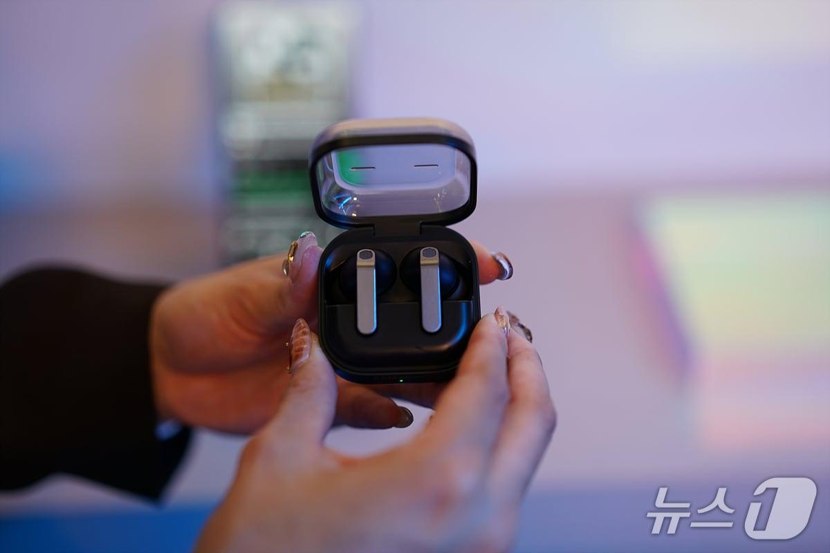 본문 이미지 - 삼성 무선 이어폰 '갤럭시버즈4 프로' 2026.2.25 ⓒ 뉴스1 이기범 기자