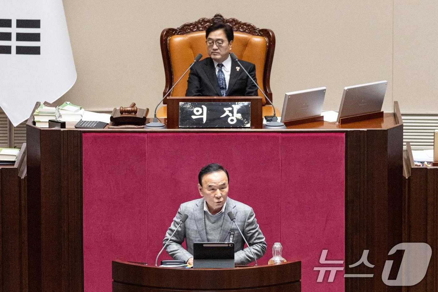 본문 이미지 - 28일 서울 여의도 국회에서 열린 제432회 국회(임시회) 제8차 본회의에서 박덕흠 국민의힘 의원이 국민투표법 전부개정법률안(대안) 수정안에 대해 무제한토론(필리버스터)을 하고 있다. 2026.2.28 ⓒ 뉴스1 이승배 기자