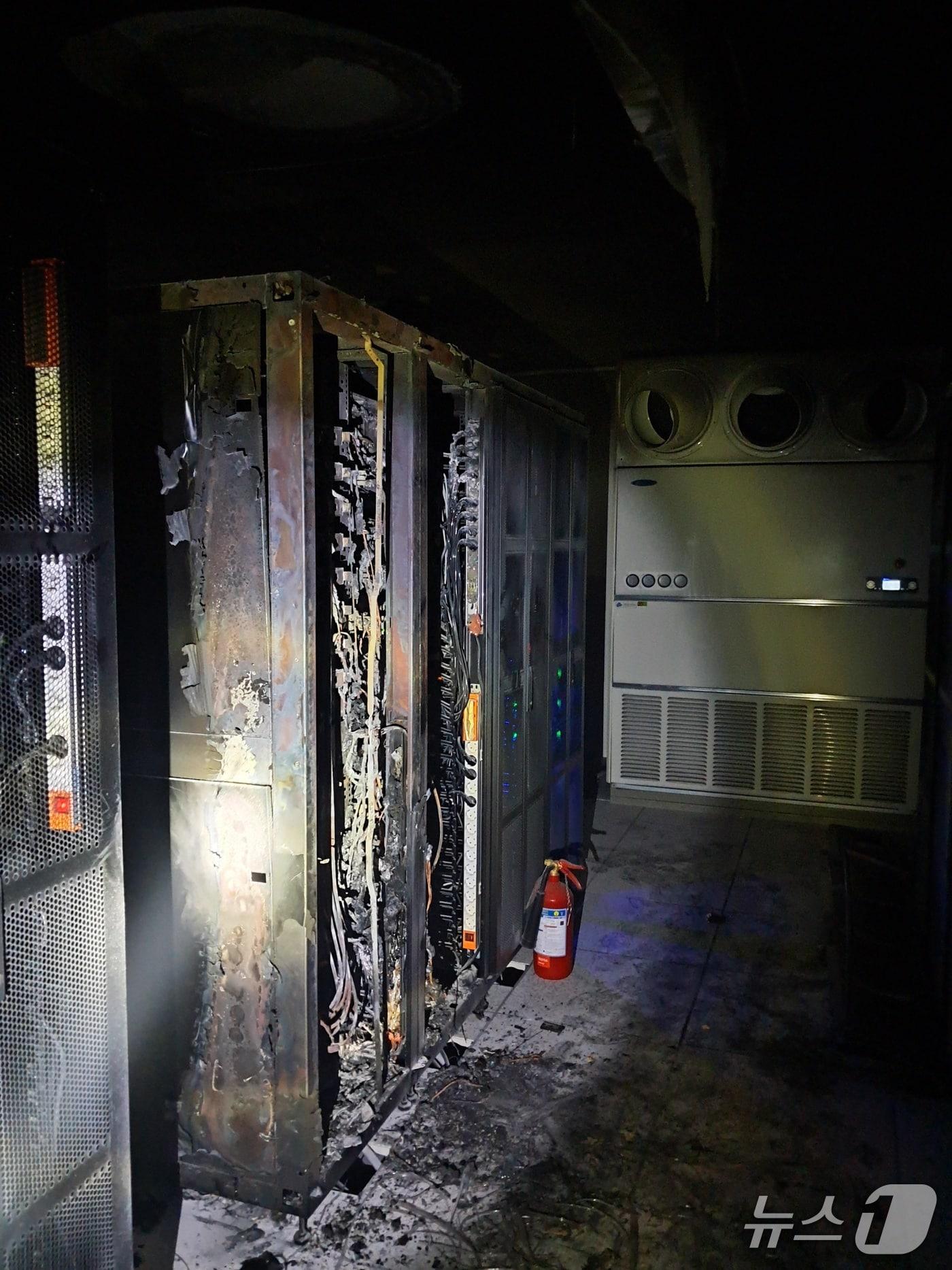 본문 이미지 -  한국화학연구원 전산실 화재 현장. (대전소방본부 제공, 재판매 및 DB금지) / 뉴스1