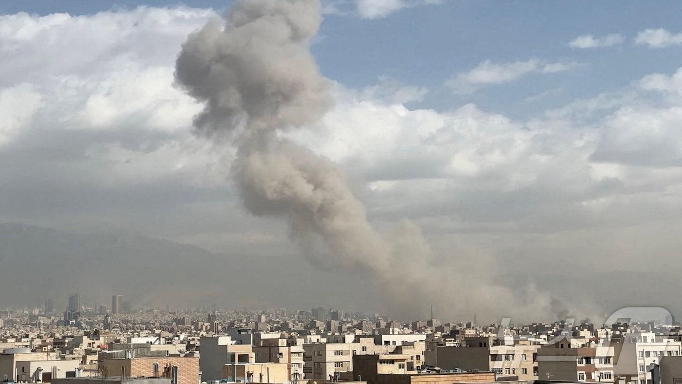 본문 이미지 - 28일(현지시간) 이스라엘의 공습을 받은 이란 테헤란 시내.  ⓒ 로이터=뉴스1