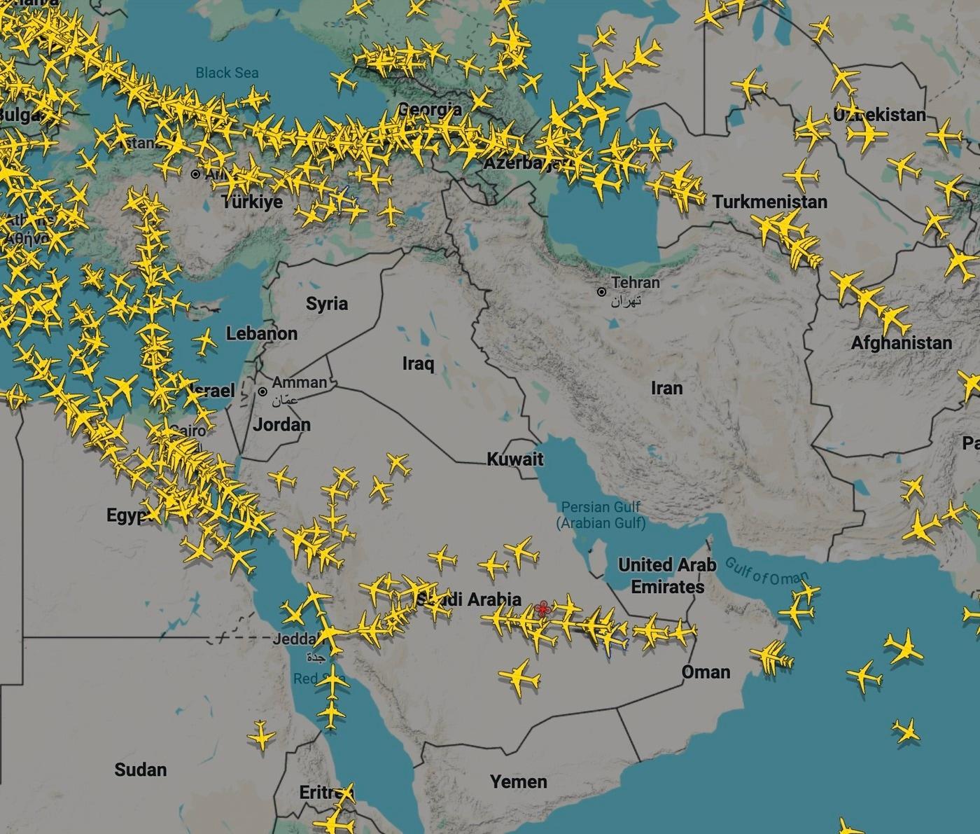 본문 이미지 - 28일(현지시간) 미국과 이스라엘이 이란을 공격한 뒤 이스라엘, 이란 등 중동 각국의 영공이 폐쇄되면서 중동의 하늘길이 마비됐다. (사진=플라이트레이더24 갈무리)