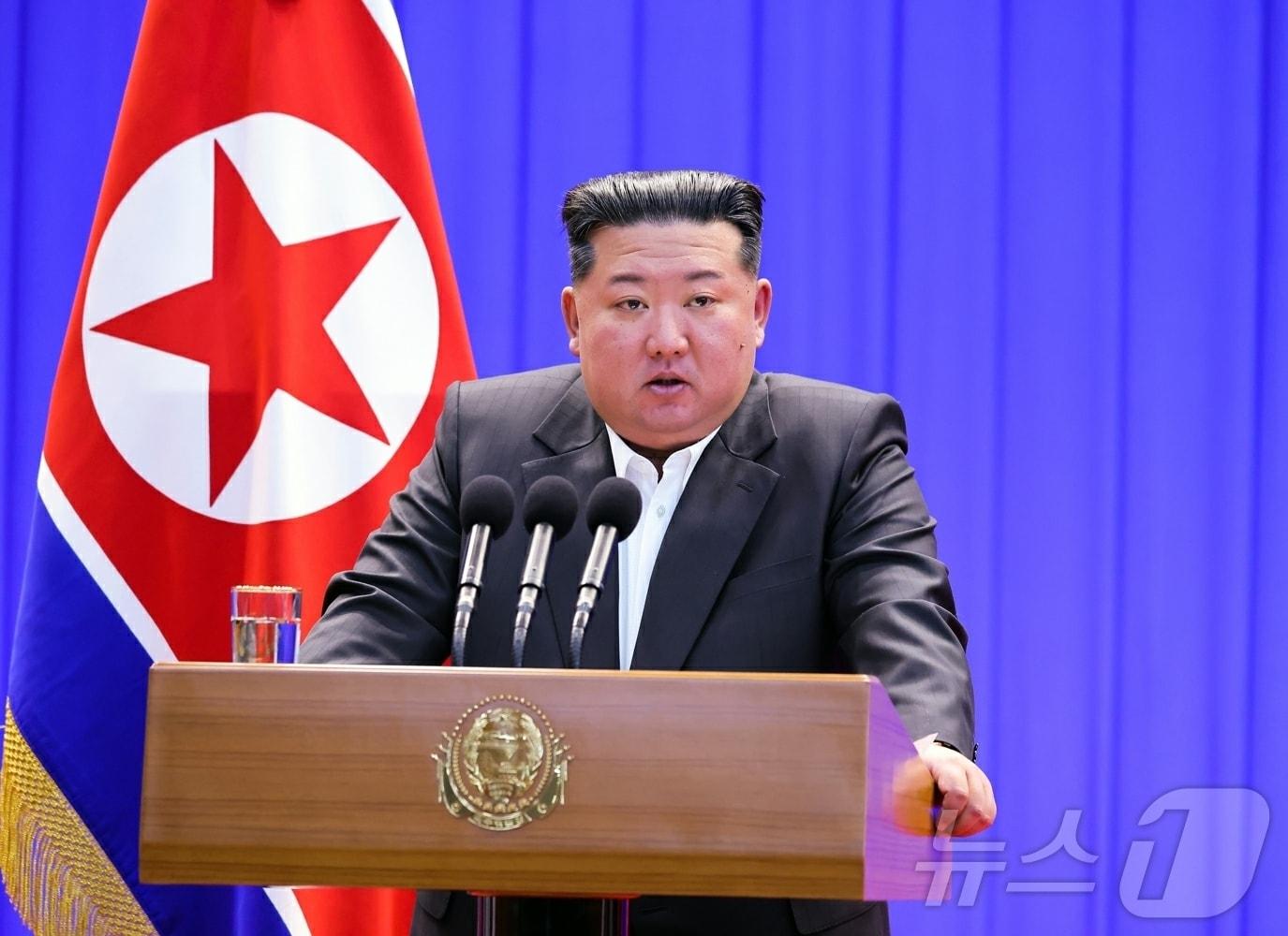 본문 이미지 - (평양 노동신문=뉴스1) = 삼광축산농장 조업식에 참석해 연설 중인 김정은 북한 노동당 총비서 [국내에서만 사용가능. 재배포 금지. DB 금지. For Use Only in the Republic of Korea. Redistribution Prohibited] rodongphoto@news1.kr