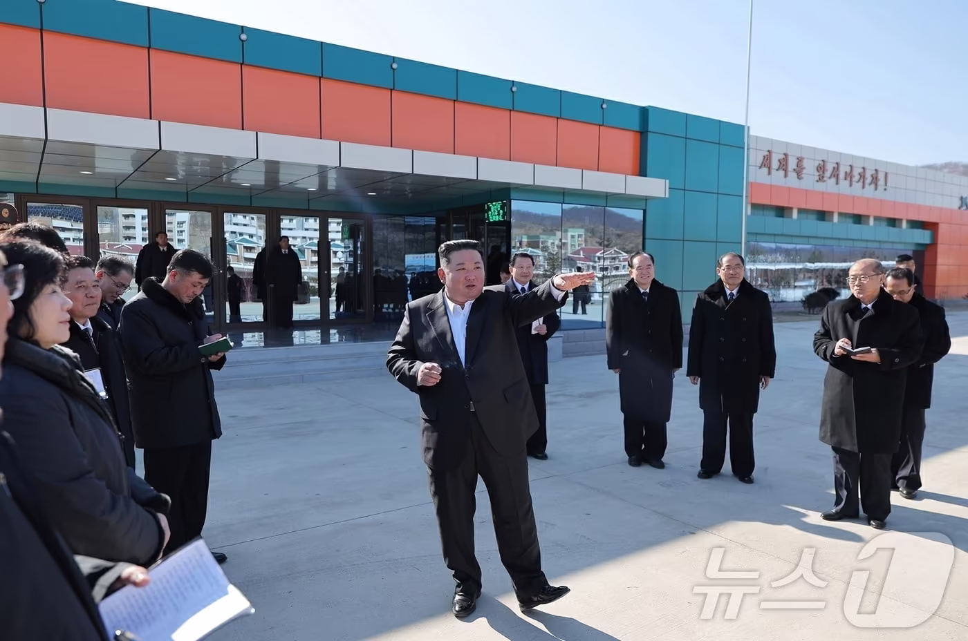 본문 이미지 - (평양 노동신문=뉴스1) = 간부들에게 지시하는 김정은 북한 노동당 총비서의 모습 [국내에서만 사용가능. 재배포 금지. DB 금지. For Use Only in the Republic of Korea. Redistribution Prohibited] rodongphoto@news1.kr