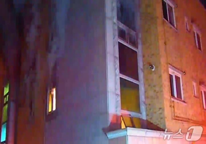 본문 이미지 - 화재 현장 모습.(전북 소방 제공. 재판매 및 DB 금지)
