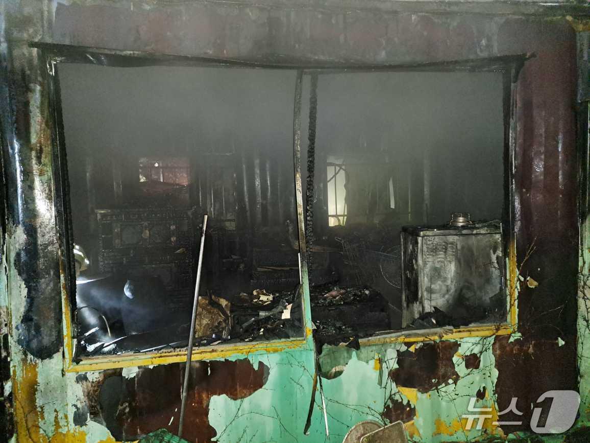 본문 이미지 - 강원 원주 소초면의 한 창고 화재 현장.(강원도소방본부 제공, 재판매 및 DB금지)