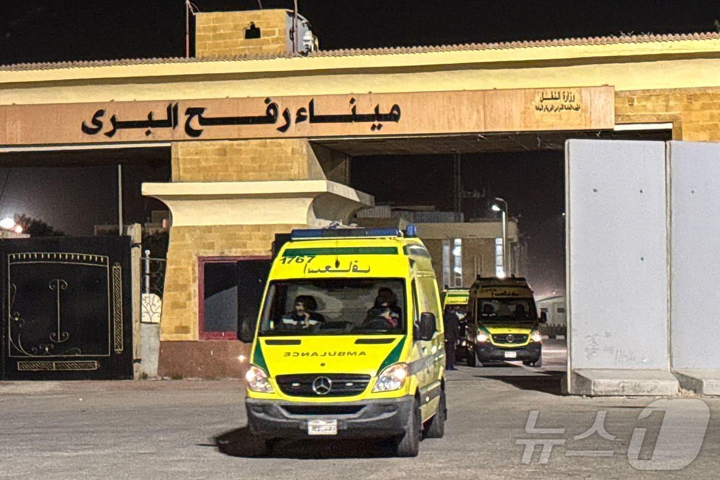 본문 이미지 - 2일(현지시간) 이집트 북동부의 가자 지구와 맞닿은 라파 국경 검문소 이집트 측에서 팔레스타인 환자들을 태운 구급차들이 달리고 있다. 2026.02.02. ⓒ AFP=뉴스1 ⓒ News1 윤다정 기자