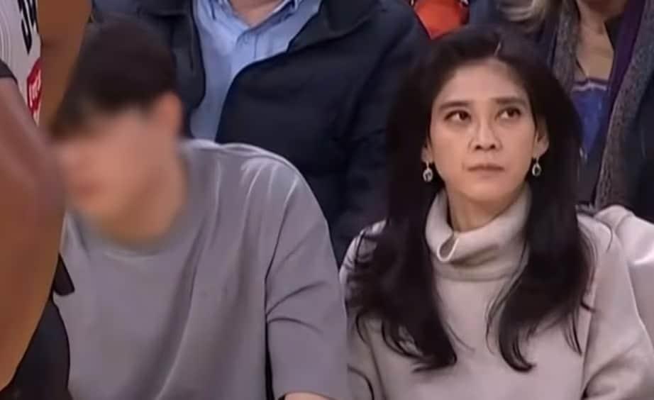 본문 이미지 -  지난 1월 이부진 호텔신라 사장이 장남 임동현 군이 서울대에 합격한 이후 함께 미국 프로농구(NBA) 경기장을 찾은 모습. (온라인 커뮤니티)