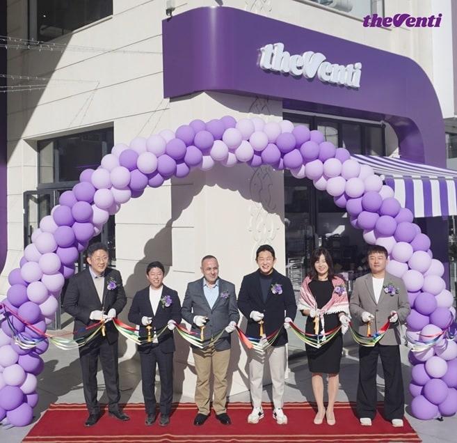 본문 이미지 -  (왼쪽 네번째)최준경 더벤티 대표와 (왼쪽 다섯번째)김한나 코트라 암만 무역관 관장 등 관계자들이 참석해 요르단 매장 오픈식을 진행하는 모습.(더벤티 제공)