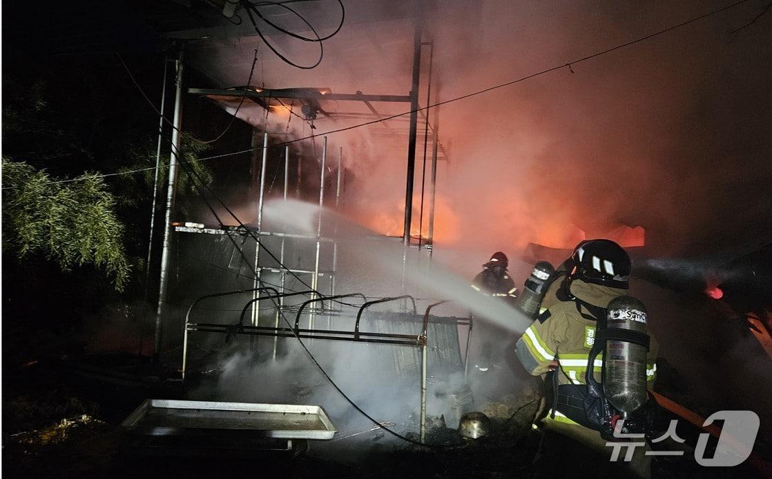 본문 이미지 - 2일 오후 8시38분쯤 상주시 낙동면의 주택에서 불이나 소방 당국이 진화하고 있다.(경북소방본부 제공. 재판매 및 DB 금지)2026.2.3/뉴스1