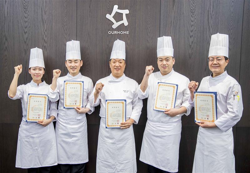 본문 이미지 - '밥 소믈리에' 자격을 취득한 아워홈 셰프들이 기념 사진을 촬영하고 있다.(아워홈 제공)