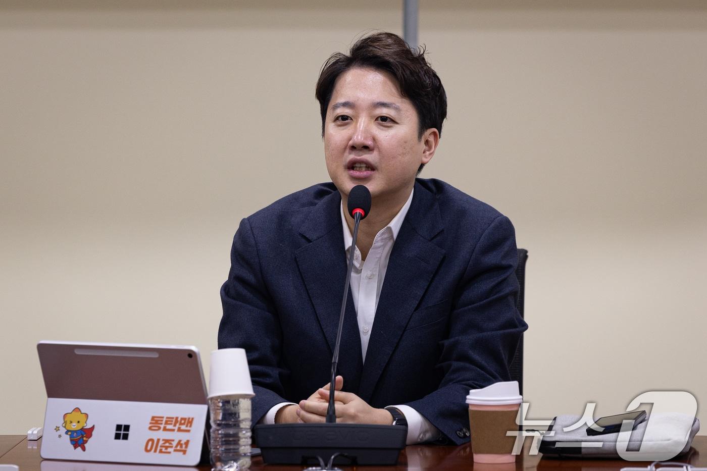 본문 이미지 - 이준석 개혁신당 대표가 3일 서울 여의도 국회 의원회관에서 열린 국민의힘 대안과미래 주최 '위기의 한국 보수에 대한 진단과 해법!' 토론회에서 기조발언을 하고 있다. 2026.2.3/뉴스1 ⓒ News1 유승관 기자