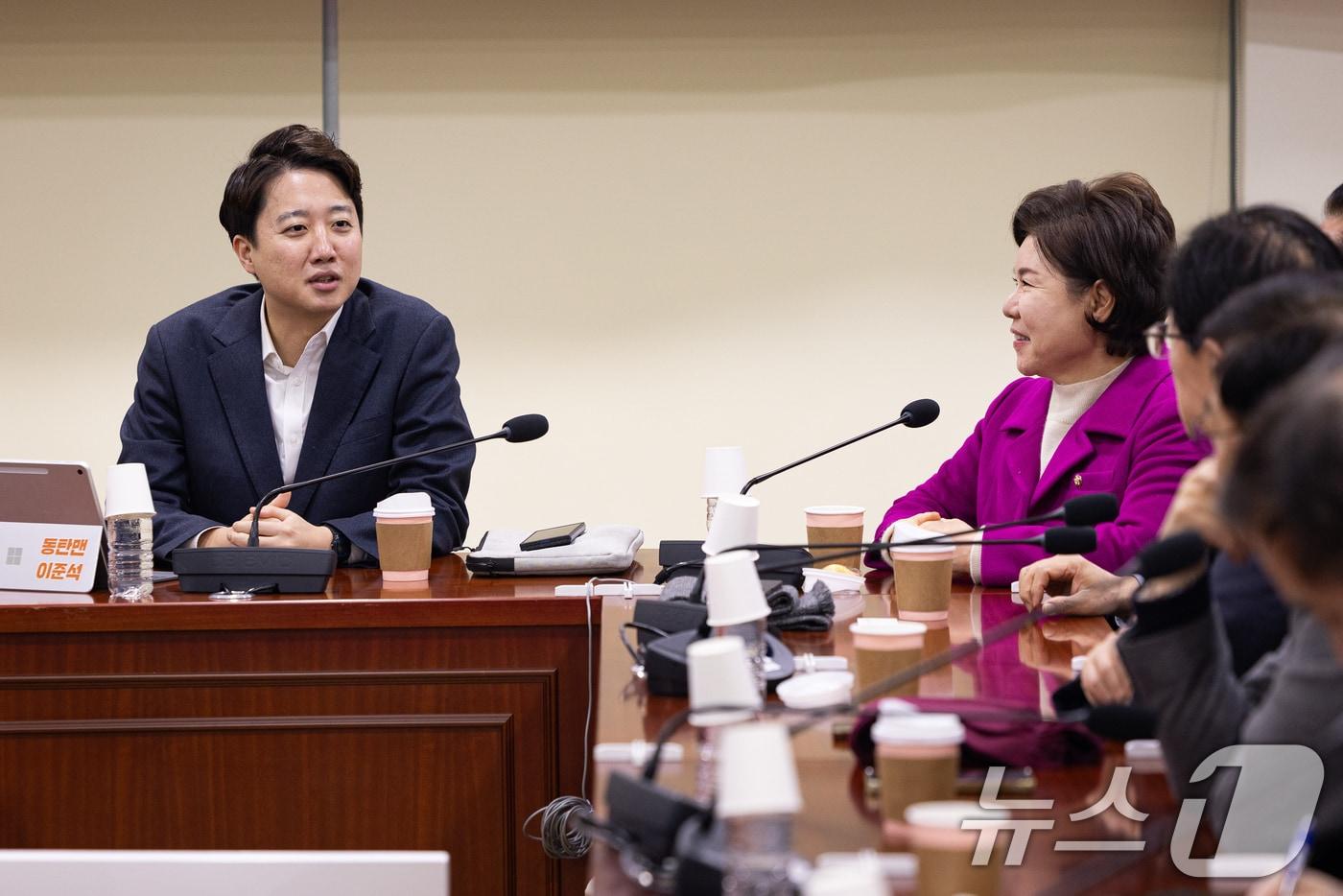 본문 이미지 - 이준석 개혁신당 대표가 3일 서울 여의도 국회 의원회관에서 열린 국민의힘 대안과미래 주최 '위기의 한국 보수에 대한 진단과 해법!' 토론회에서 참석 의원들과 대화하고 있다. 2026.2.3 ⓒ 뉴스1 유승관 기자