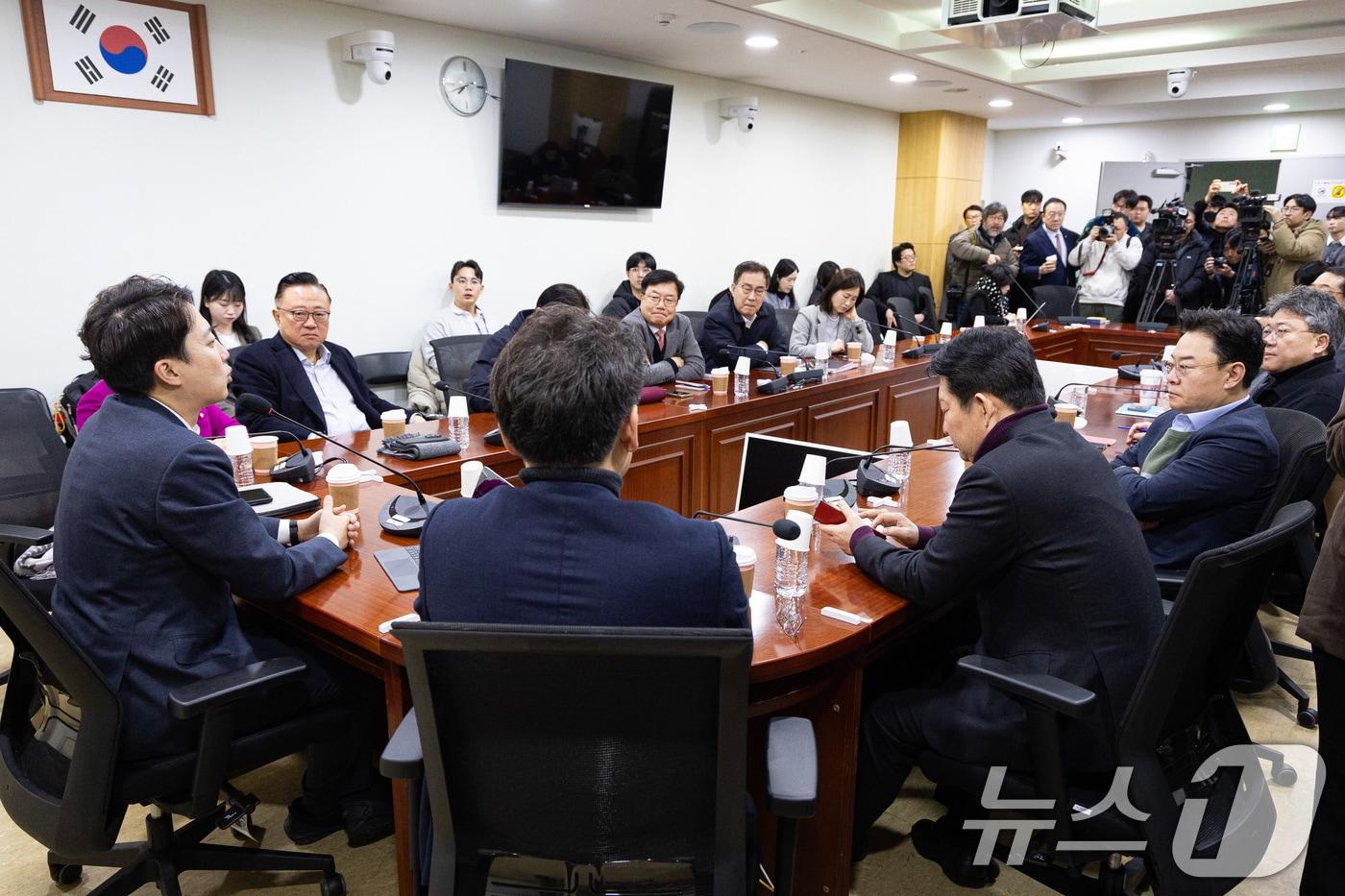 본문 이미지 - 이준석 개혁신당 대표가 지난 2월 3일 서울 여의도 국회 의원회관에서 열린 국민의힘 대안과미래 주최 '위기의 한국 보수에 대한 진단과 해법!' 토론회에서 기조발언을 하고 있다. 2026.2.3 ⓒ 뉴스1 유승관 기자