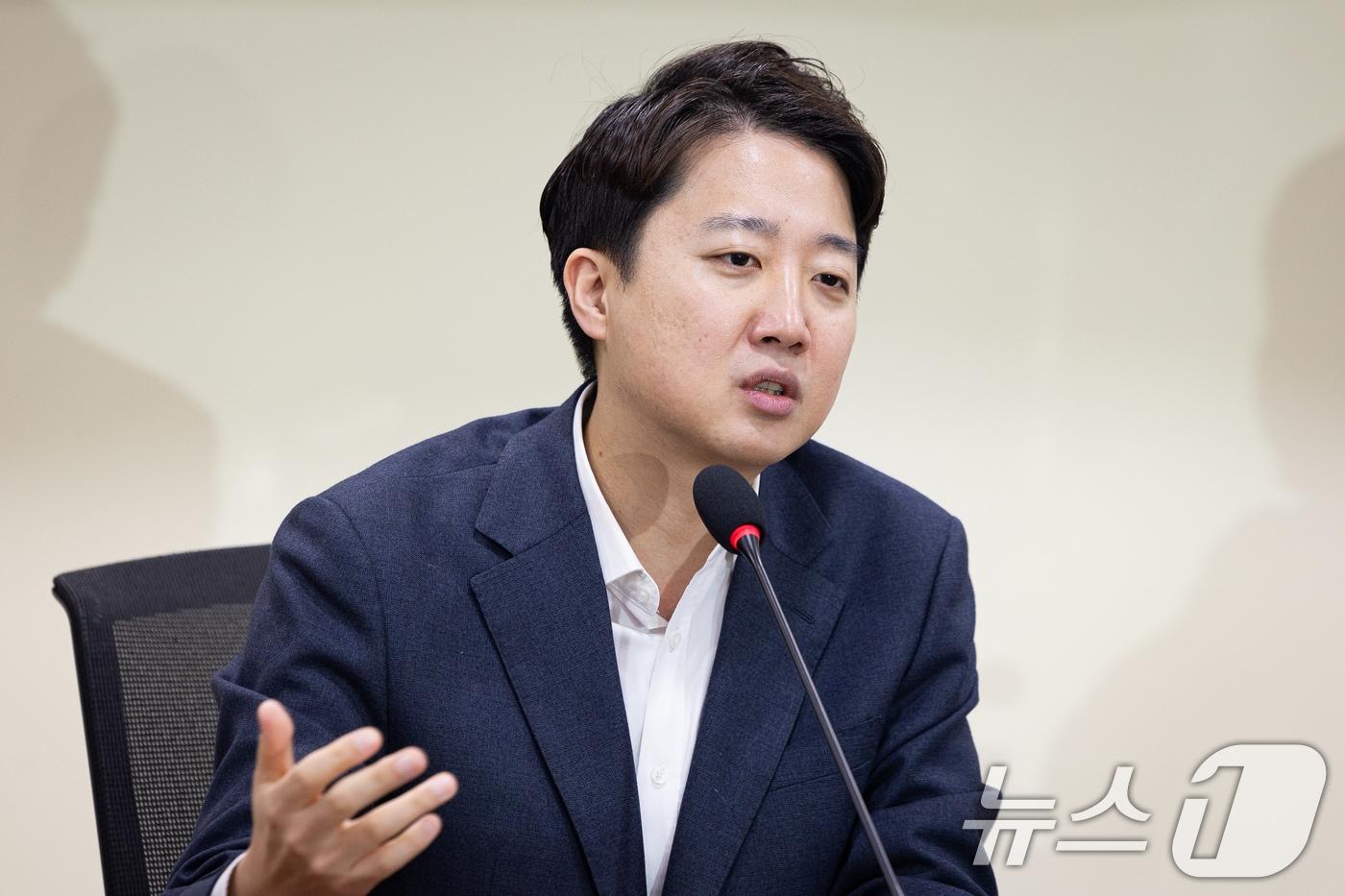 본문 이미지 - 이준석 개혁신당 대표가 지난 3일 서울 여의도 국회 의원회관에서 열린 국민의힘 대안과미래 주최 '위기의 한국 보수에 대한 진단과 해법!' 토론회에서 기조발언을 하고 있다. 2026.2.3/뉴스1 ⓒ News1 유승관 기자