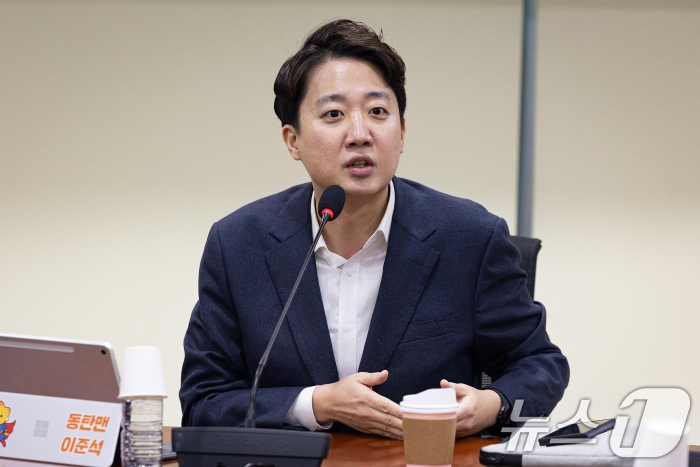 본문 이미지 - 이준석 개혁신당 대표가 3일 서울 여의도 국회 의원회관에서 열린 국민의힘 대안과미래 주최 '위기의 한국 보수에 대한 진단과 해법!' 토론회에서 기조발언을 하고 있다. 2026.2.3/뉴스1 ⓒ News1 유승관 기자