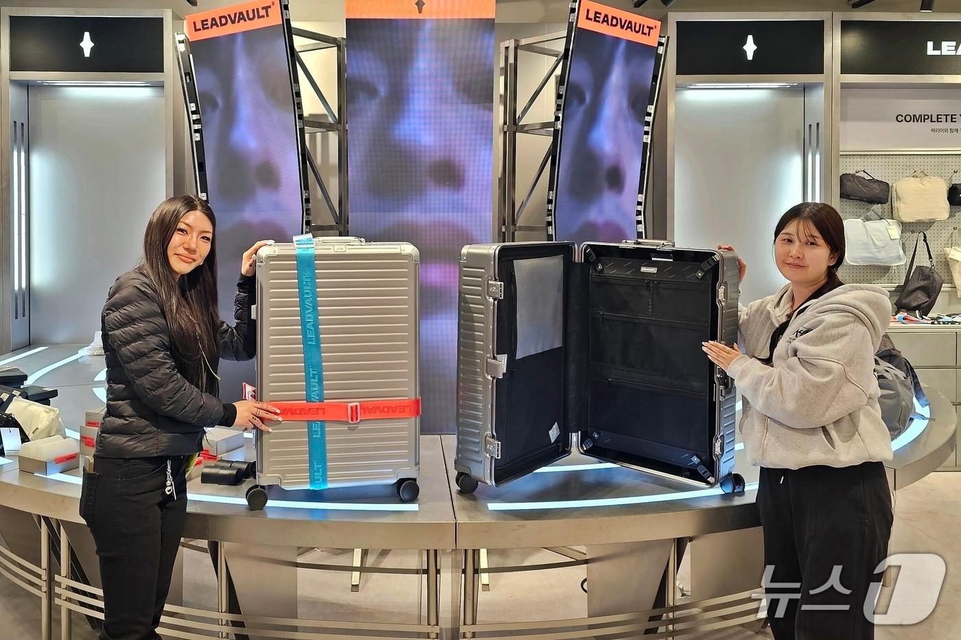 본문 이미지 - 신세계백화점 센텀시티 관계자들이 리드볼트의 캐리어를 소개하고 있다.(신세계센텀시티 제공. 재판매 및 DB 금지)