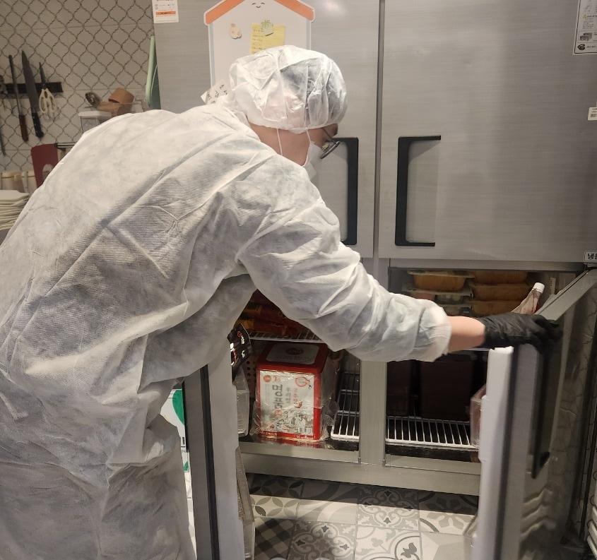 본문 이미지 -  위생 취약 업소 점검 모습.(대전 서구 제공. 재판매 및 DB금지)/뉴스1