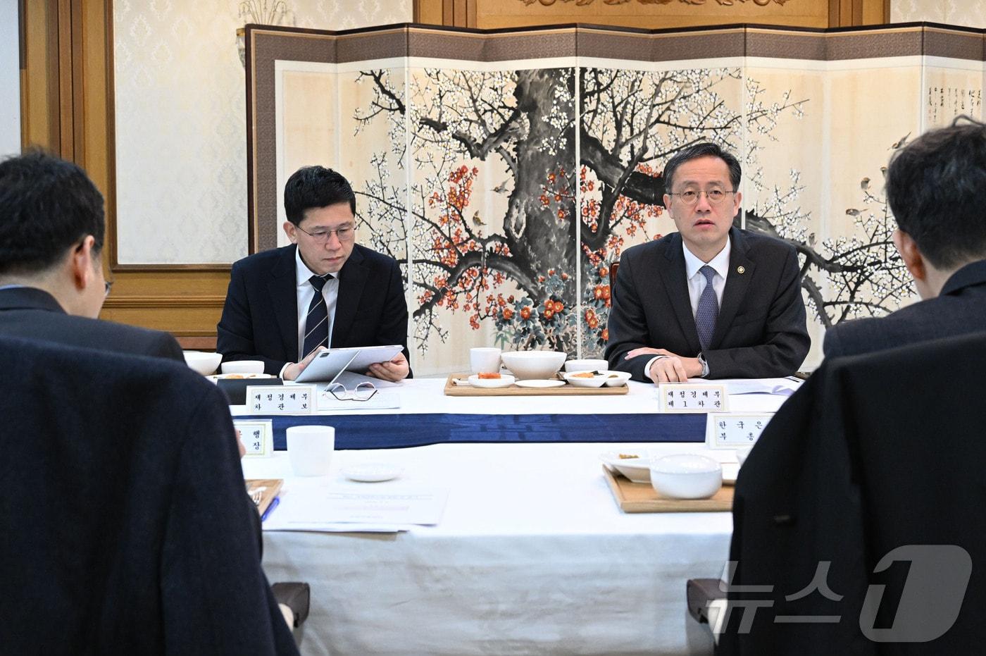 본문 이미지 - 이형일 재정경제부 차관이 3일 서울 종로구 정부서울청사에서 열린 긴급 시장상황점검회의를 주재하고 있다. (재정경제부 제공. 재판매 및 DB 금지) 2026.2.3/뉴스1