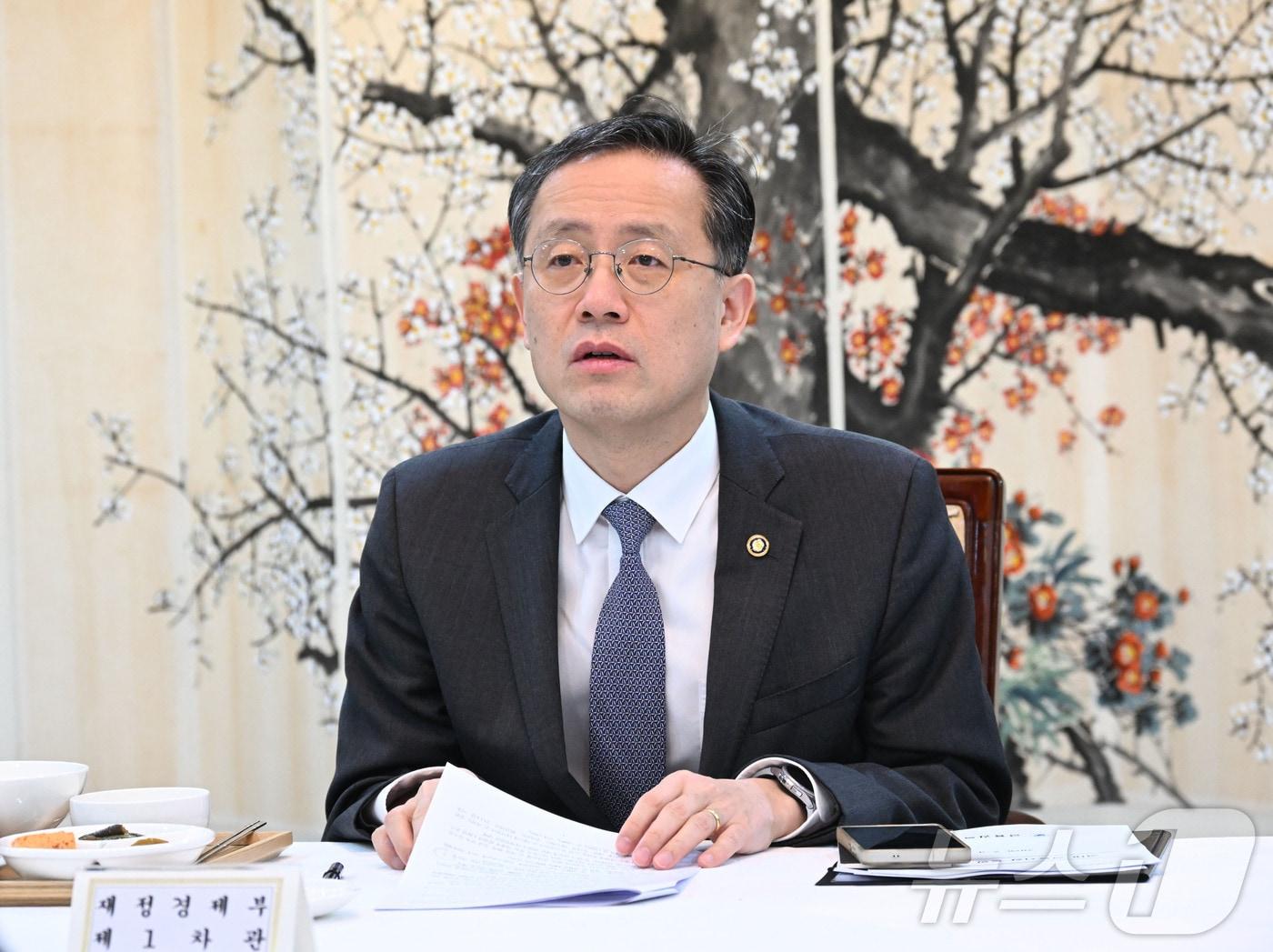 본문 이미지 - 이형일 재정경제부 차관이 3일 서울 종로구 정부서울청사에서 열린 시장상황점검회의를 주재하고 있다. (재정경제부 제공. 재판매 및 DB 금지) 2026.2.3/뉴스1