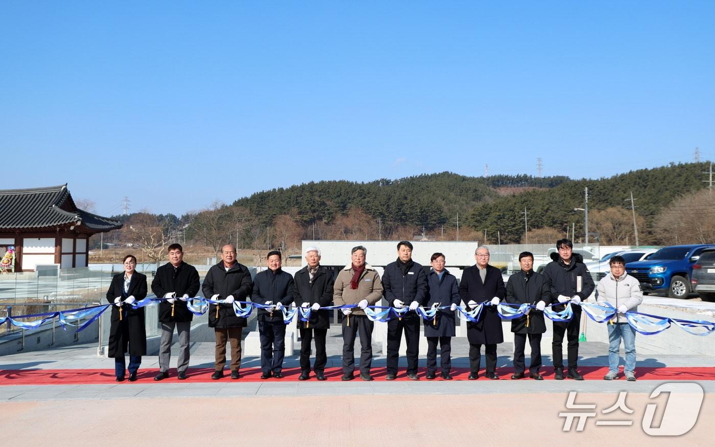 본문 이미지 - 지난 2일 열린 이종일 생가지 주변 종합정비사업 준공식 테이프 컷팅 모습(태안군 제공. 재판매 및 DB금지)2026.2.3/뉴스1
