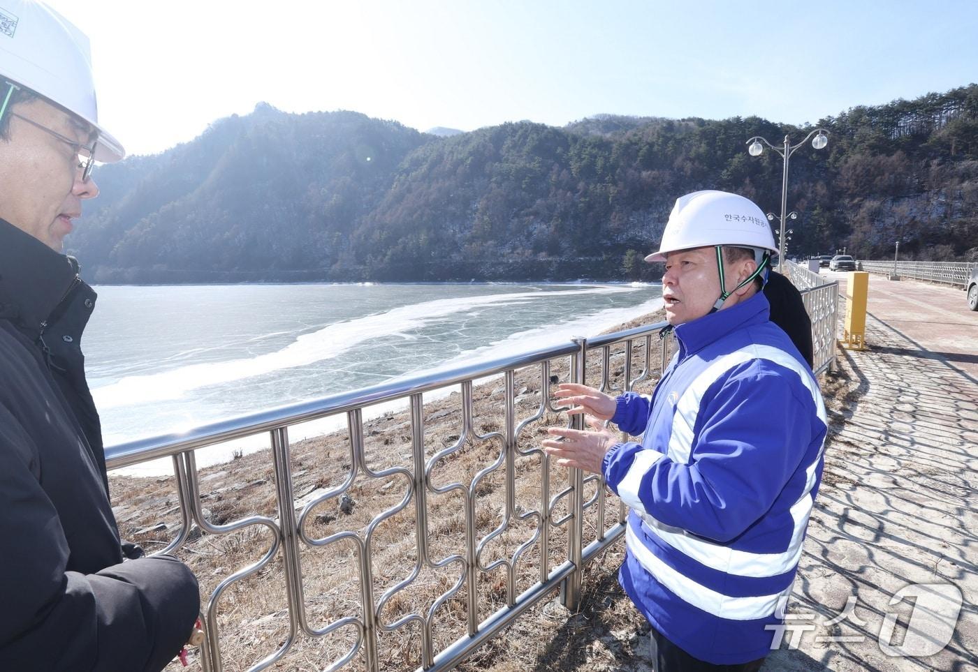 본문 이미지 - 윤석대 한국수자원공사 사장(오른쪽)이 강원 삼척 광동댐 댐마루에서 저수 상황 등을 점검하고 있다. (한국수자원공사 제공.재판매 및 DB금지)/뉴스1