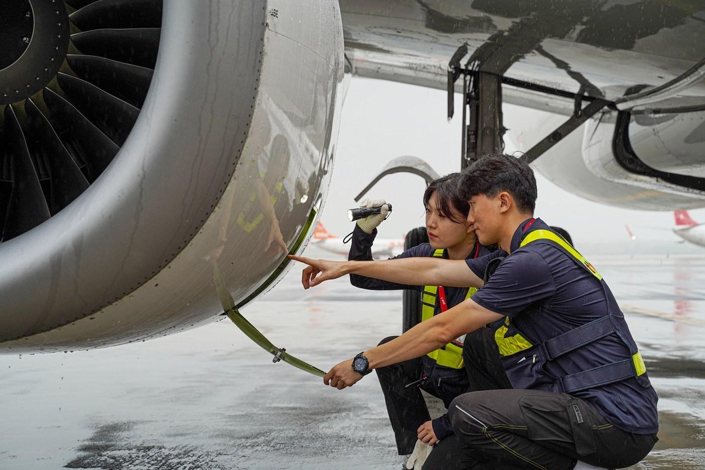 본문 이미지 - 티웨이항공에서 근무하는 항공기 정비사의 모습(자료사진. 티웨이항공 제공).