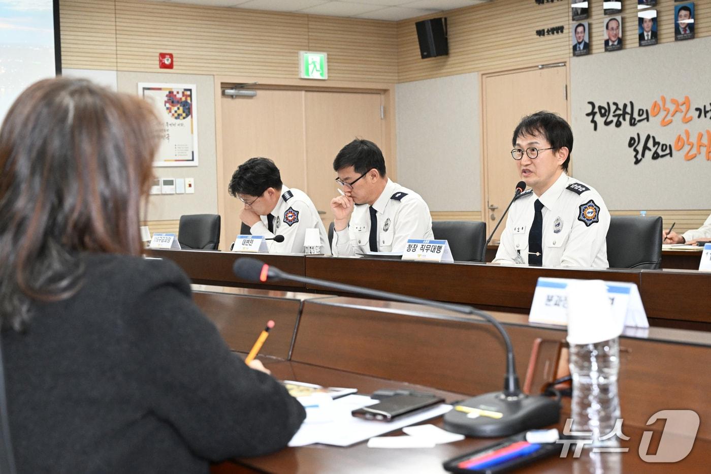 본문 이미지 - 김승룡 소방청장 직무대행이 의료공동행동과 정책 간담회를 가지며 응급환자 이송체계 개선을 위한 실질적인 협력 방안을 논의하고 있다.(소방청 제공)