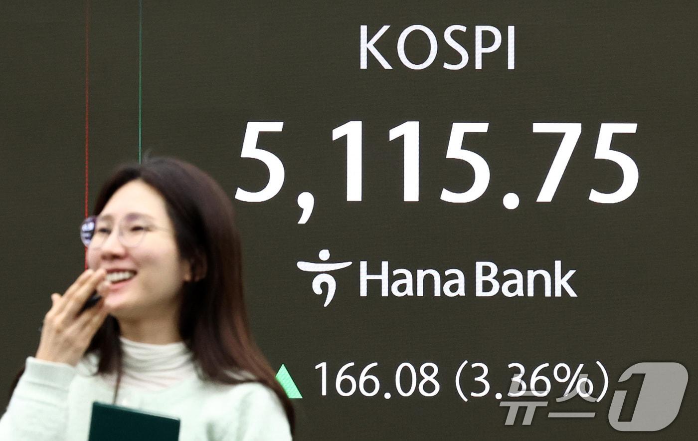 본문 이미지 - 코스피가 장중 5000선을 회복한 3일 오전 서울 중구 하나은행 본점 딜링룸 전광판에 증시 현황이 표시되어 있다. 2026.2.3/뉴스1 ⓒ News1 최지환 기자