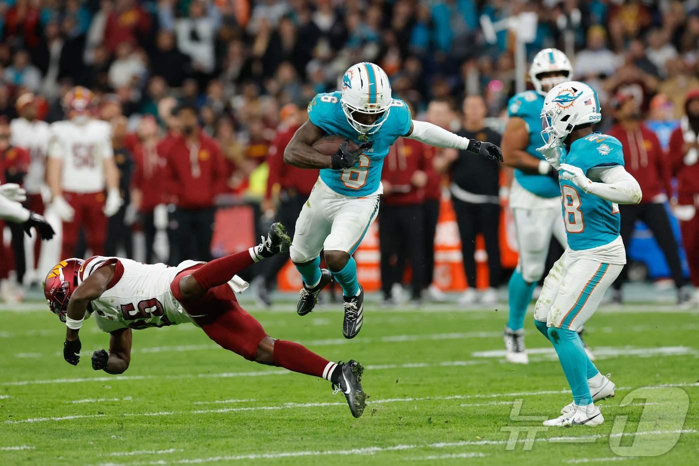 본문 이미지 - NFL 경기가 프랑스 파리에서 처음으로 개최될 예정이다. 사진은 지난해 11월 스페인 마드리드에서 열린 마이애미 돌핀스와 워싱턴 커맨더스의 경기. ⓒ AFP=뉴스1