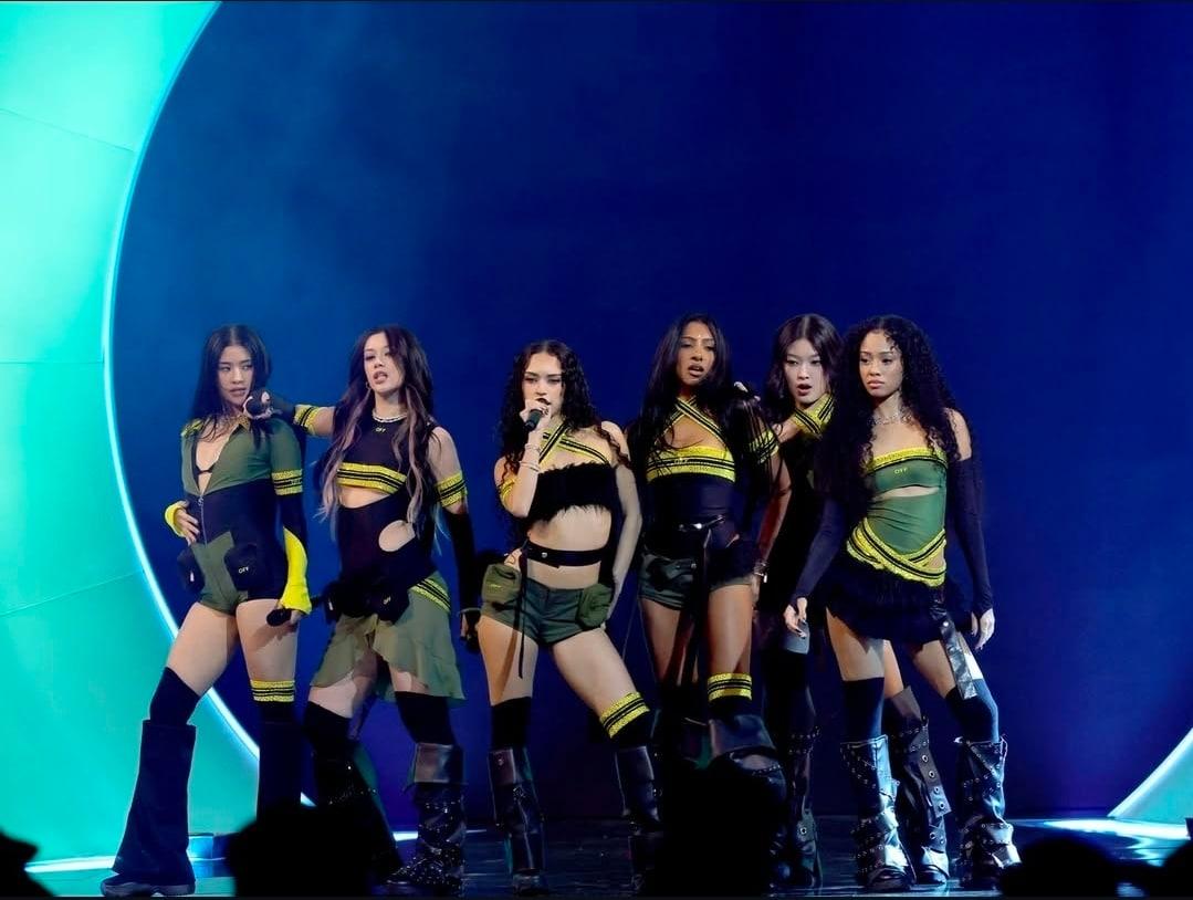 본문 이미지 - 그래미 어워즈에서 공연하는 캣츠아이/사진=그래미 공식 인스타그램