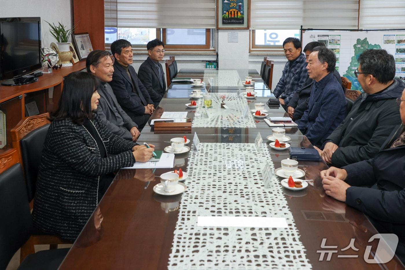 본문 이미지 - 오스트리아 수입업체 판아시아와 수출업체 (주)골든힐 일행이 전북 진안군을 방문해 협력 방안을 논의하고 있다.(진안군제공, 재판매 및 DB금지(2026.2.3/뉴스1