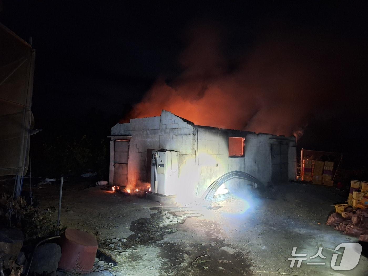 본문 이미지 - 청수리 화재 현장(제주소방안전본부 제공. 재판매 및 DB금지)/뉴스1