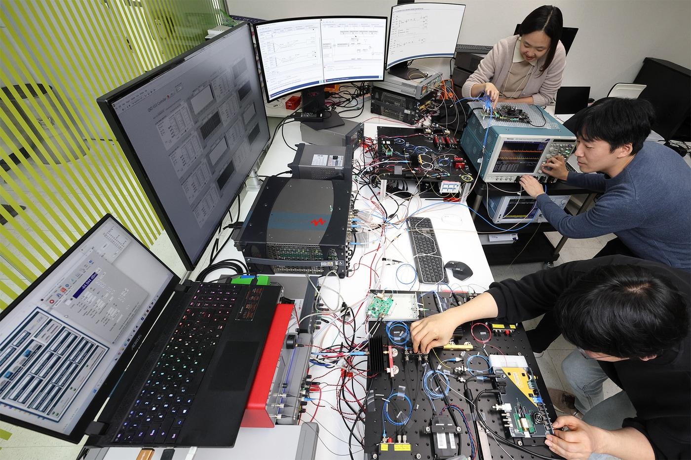 본문 이미지 - KT 직원들이 양자 암호키 분배 장비를 사용하는 모습. (KT 제공)