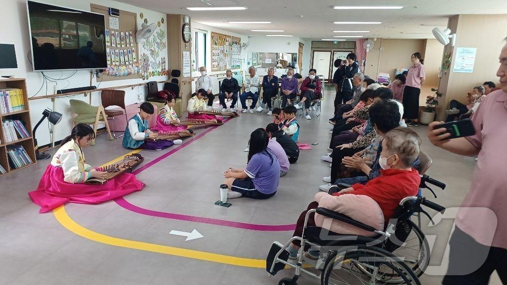 본문 이미지 - 경북교육청은 3일 저출생·고령화로 지역 지속가능성이 위협받는 상황에서 학교와 마을이 함께하는 돌봄·교육 협력 강화를 위해 경상북도와 협력해 ‘굿센스(Good SENSE)’ 공모사업을 2026년에도 지속 추진한다.(경북교육청 제공. 재판매 및 DB금지) /뉴스1