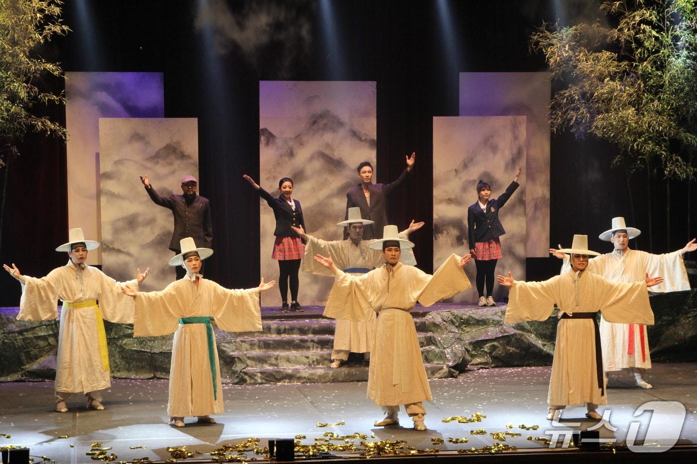 본문 이미지 - 2017년 문예회관 공모사업에 선정돼 무대에 오른 창작 뮤지컬 '육신사의 비밀' 공연 모습.(대구 달성군 제공. 재판매 및 DB금지)