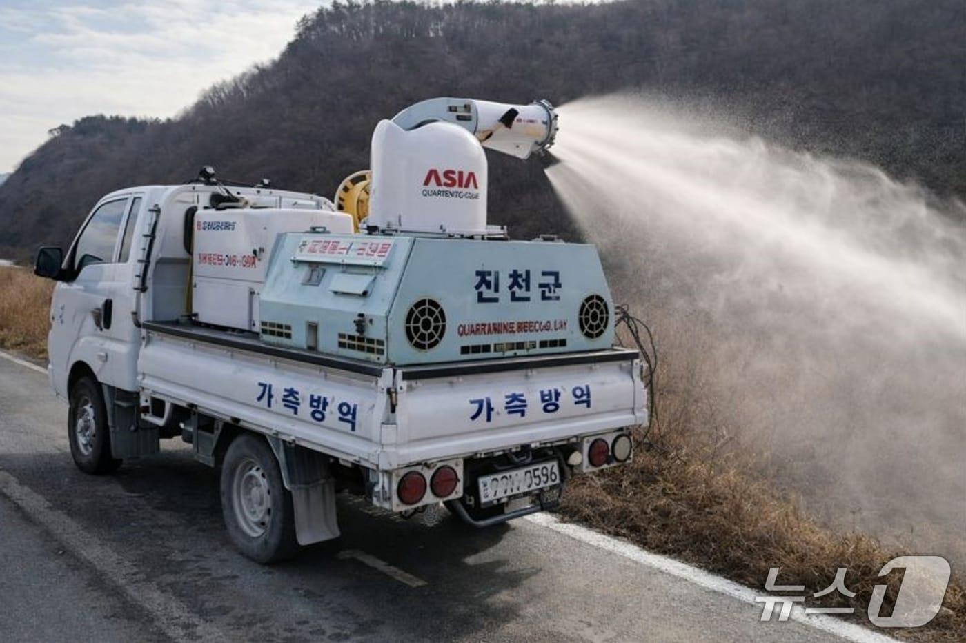 본문 이미지 - 충북 진천군 철새도래지 방역 모습.(진천군 제공, 재판매 및 DB금지)/뉴스1