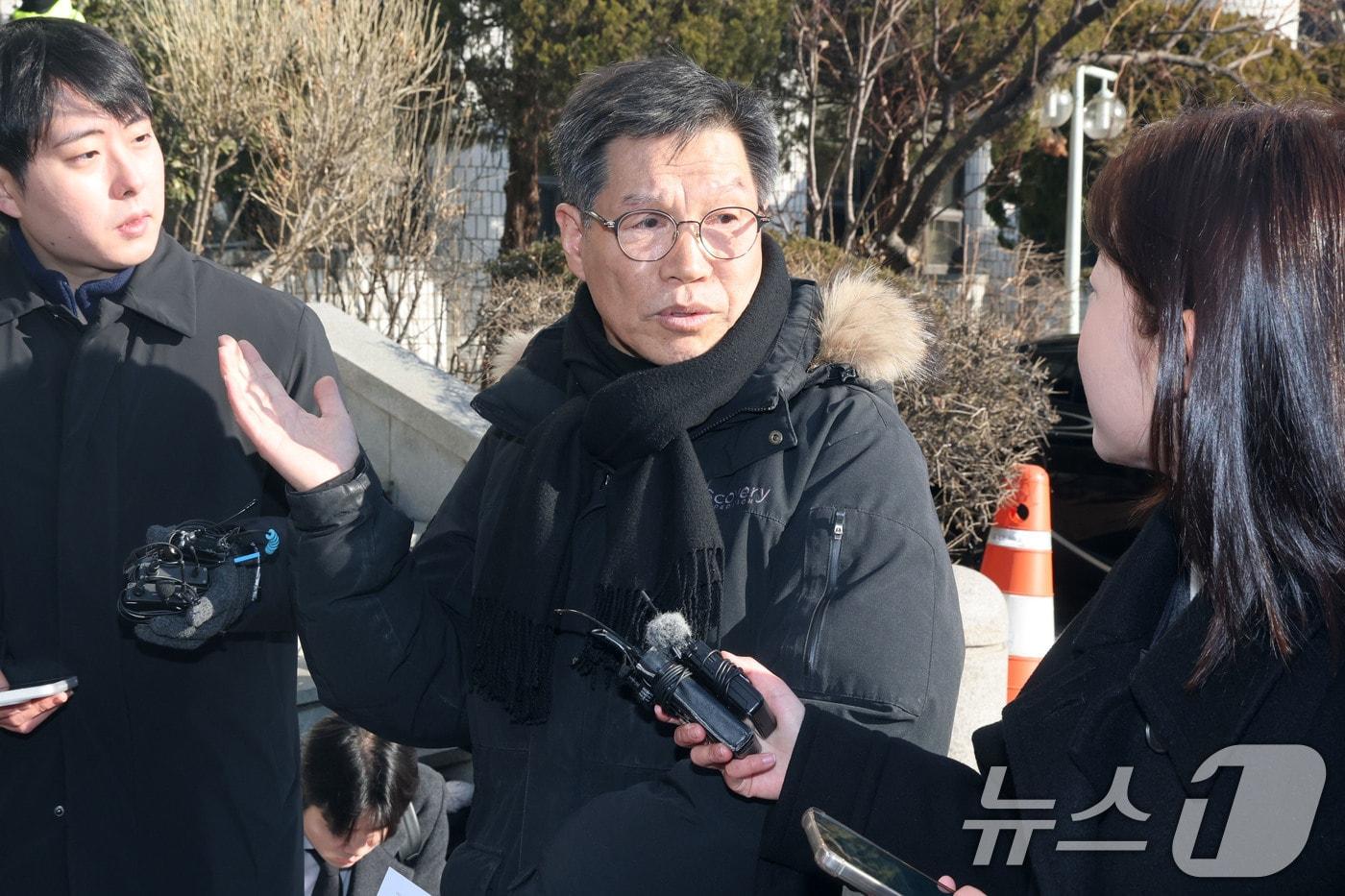 본문 이미지 - 소녀상 철거를 요구하며 위안부 피해자들을 모욕한 혐의를 받는 위안부법폐지국민행동의 김병헌 대표가 3일 오전 경찰 조사를 받기 위해 서울 서초경찰서에 출석하며 취재진 질문에 답하고 있다. 2026.2.3/뉴스1 ⓒ News1 이광호 기자