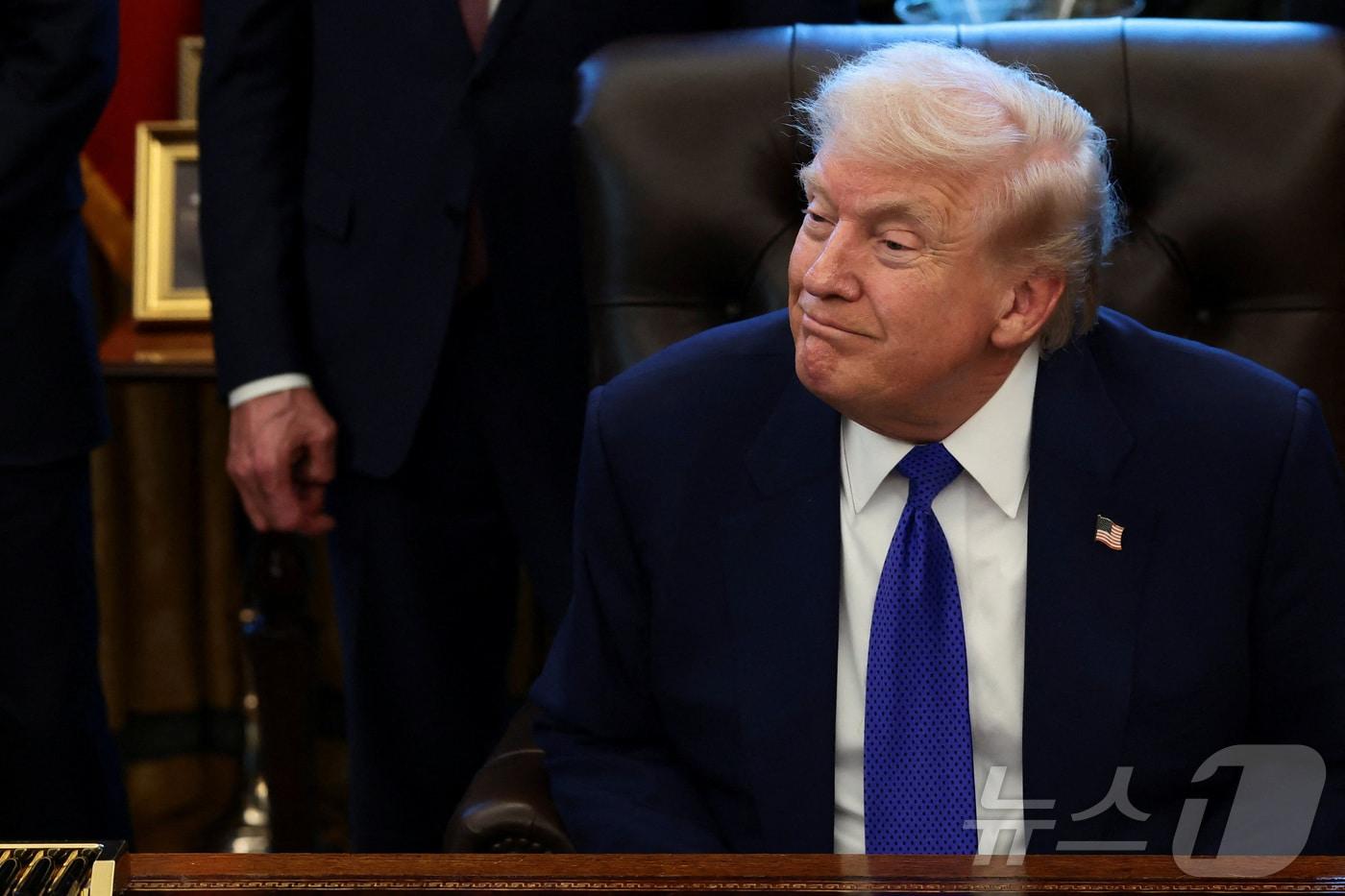 본문 이미지 - 도널드 트럼프 미국 대통령이 1월 2일(현지시간) 백악관 오벌오피스에서 연설하고 있다. 2026.1.2 ⓒ 로이터=뉴스1 ⓒ News1 김경민 기자