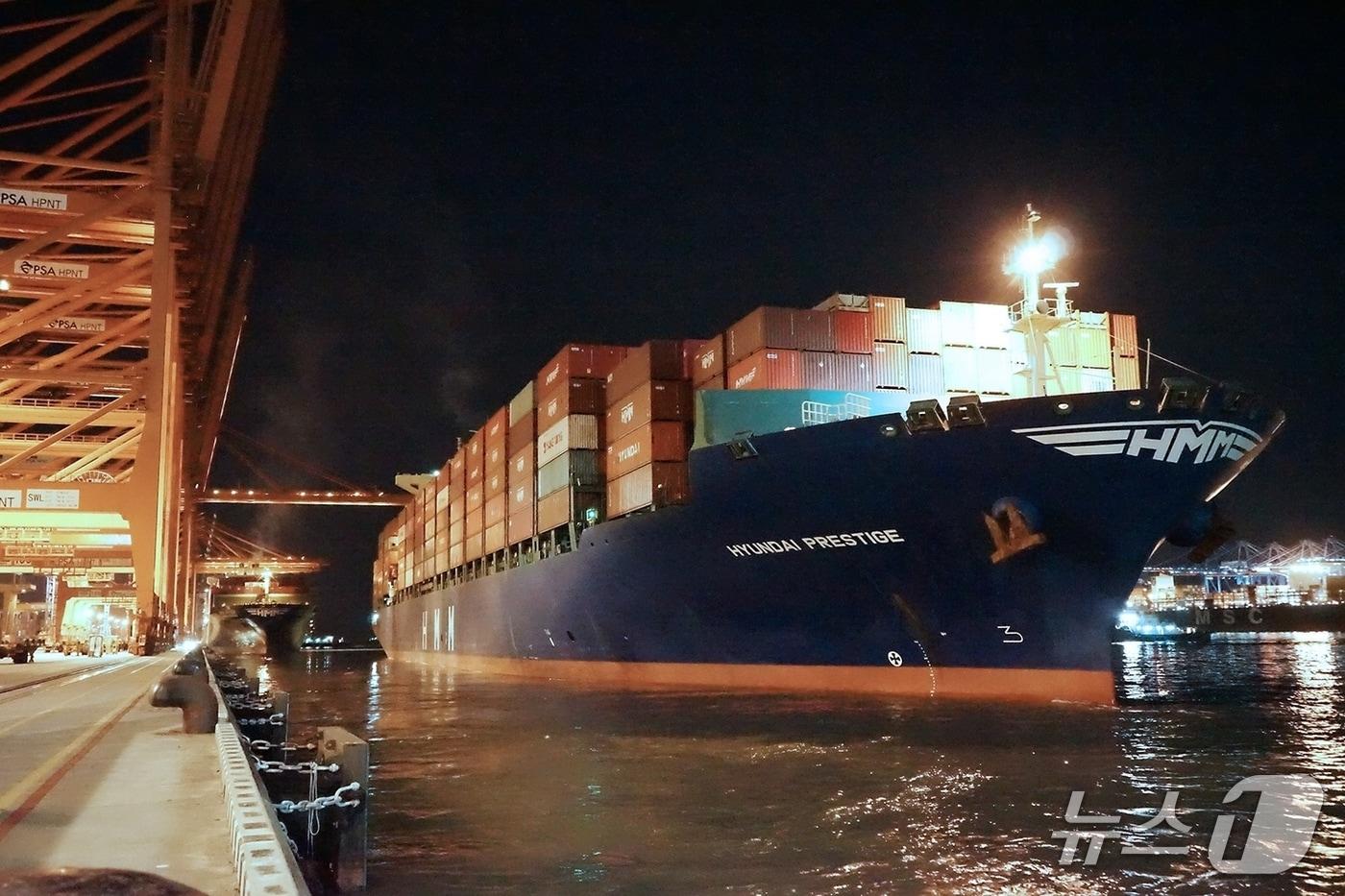 본문 이미지 - 컨테이너선 'HMM 프레스티지(Prestige)호'가 화물을 가득 싣고 부산항에서 출항하고 있다.(사진은 기사 내용과 관련 없음)