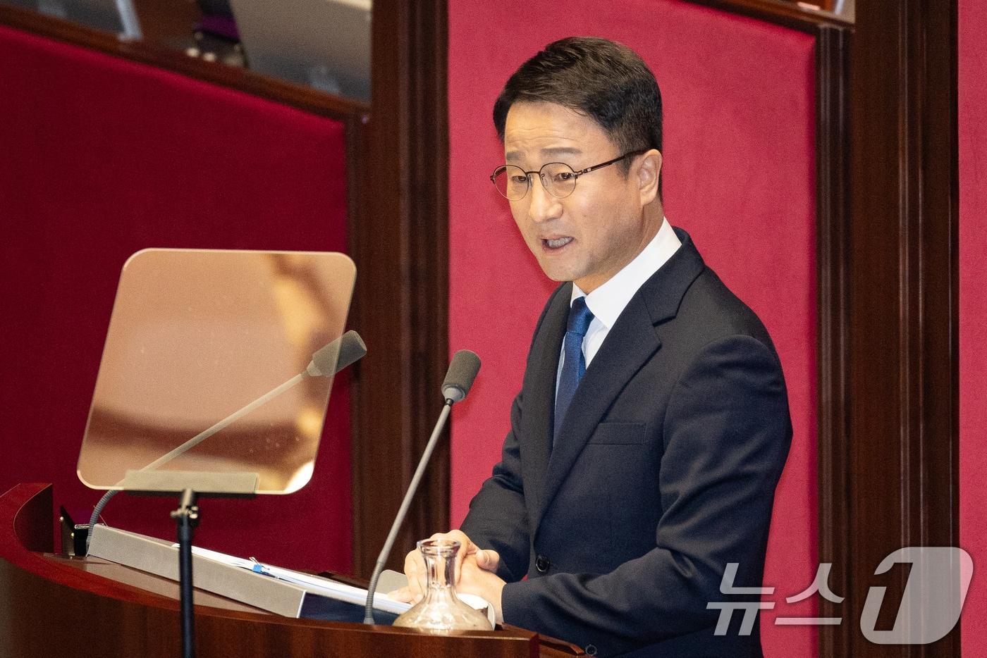 본문 이미지 - 한병도 더불어민주당 원내대표가 3일 서울 여의도 국회에서 열린 제432회 국회(임시회) 제2차 본회의에서 국정에 관한 교섭단체 대표연설을 하고 있다. 2026.2.3/뉴스1 ⓒ News1 유승관 기자