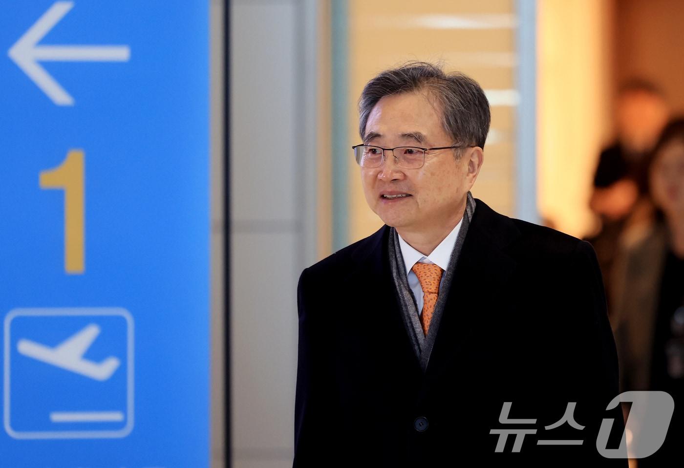 본문 이미지 - 조현 외교부 장관이 3일 인천공항을 통해 워싱턴으로 출국하고 있다. 조 장관은 미국을 방문해 핵심광물회의 참석 및 마크 루비오 한미 외교장관 회담을 갖는다 2026.2.3/뉴스1 ⓒ News1 이호윤 기자