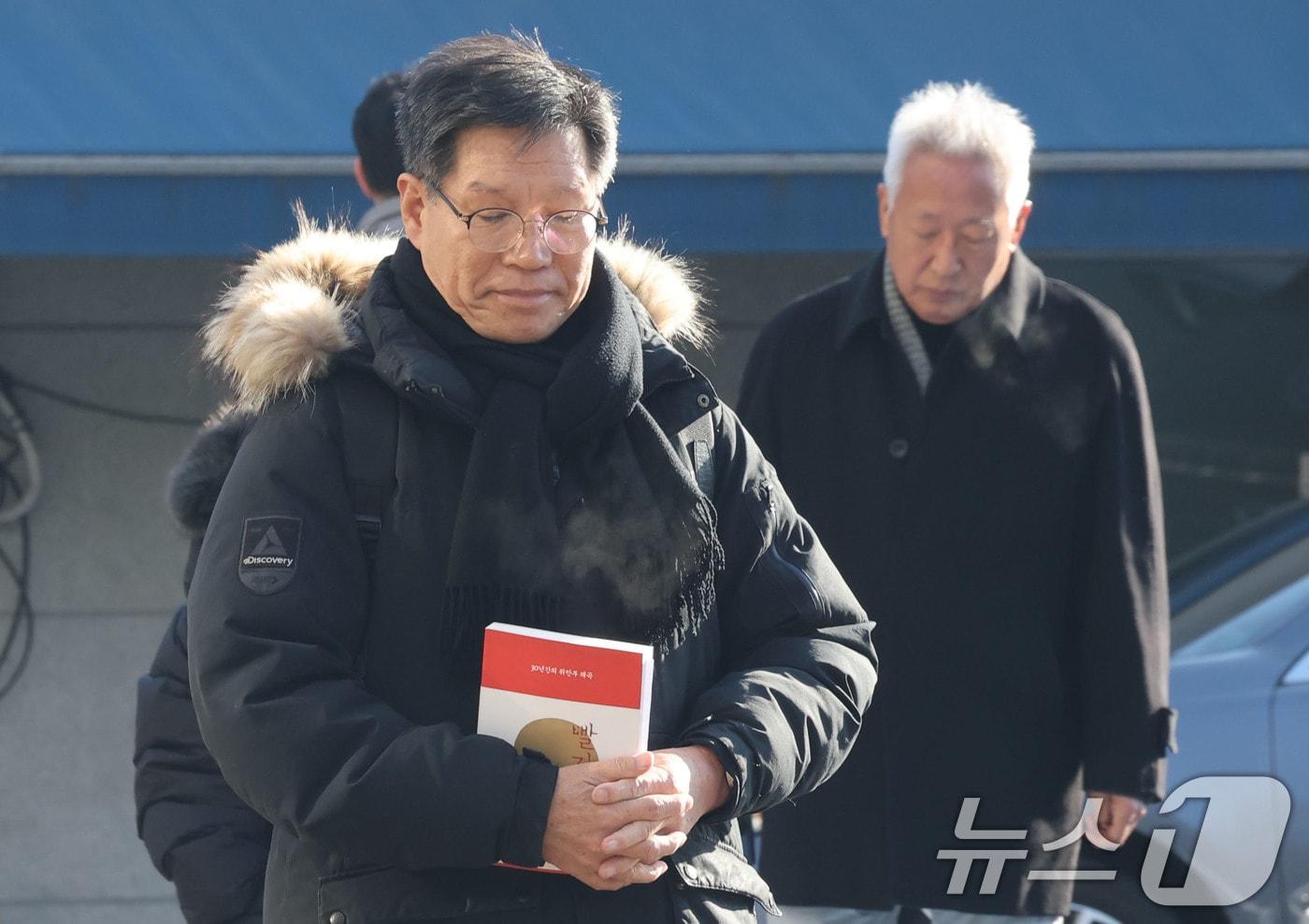 본문 이미지 - 소녀상 철거를 요구하며 위안부 피해자들을 모욕한 혐의를 받는 위안부법폐지국민행동의 김병헌 대표가 3일 오전 경찰 조사를 받기 위해 서울 서초경찰서에 출석하고 있다. 2026.2.3 ⓒ 뉴스1 이광호 기자