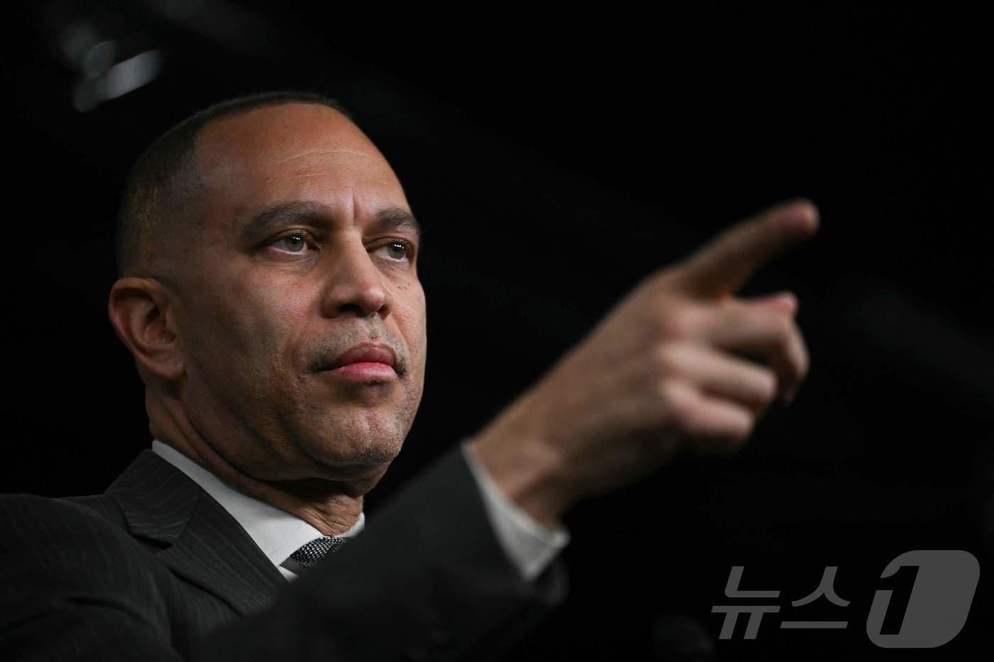 본문 이미지 - 하킴 제프리스 하원 민주당 원내대표가 2일(현지시간) 미국 워싱턴DC 국회의사당에서 열린 기자회견에서 연설하고 있다. 2026.2.2 ⓒ AFP=뉴스1