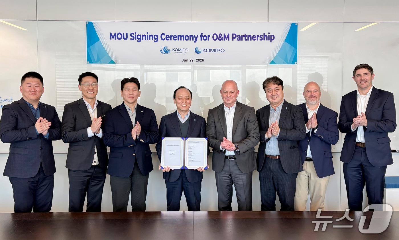 본문 이미지 - 이영조 한국중부발전 사장(왼쪽에서 네 번째)이 지난 1월 29일 미국 현지 발전소 운영정비(O&M) 전문기업과 가스복합발전사업 파트너쉽 구축을 위한 업무협약을 체결하고 기념사진을 촬영하고 있다.(한국중부발전 제공. 재판매 및 DB금지) 2026.2.3/뉴스1