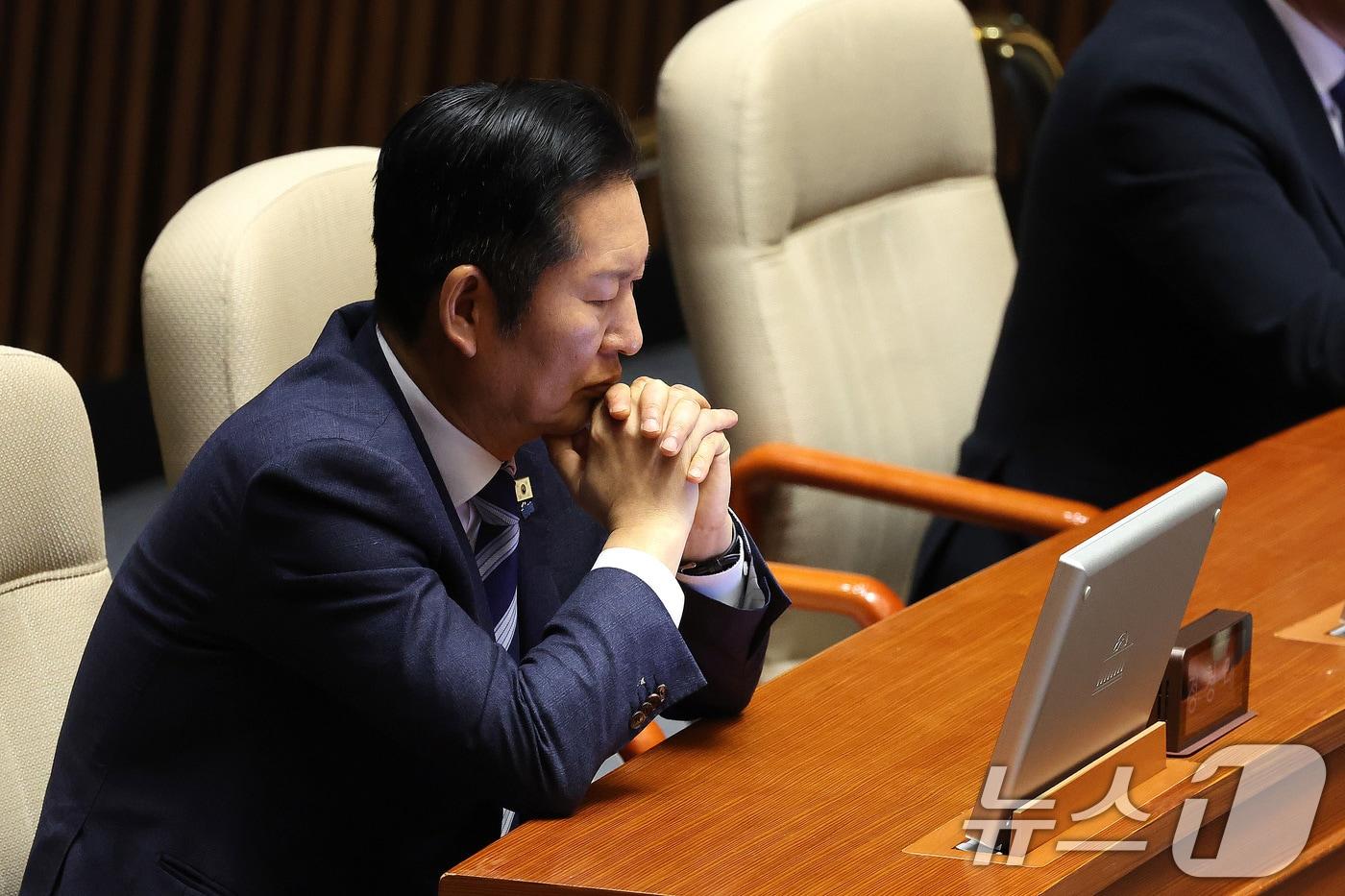 본문 이미지 - 정청래 더불어민주당 대표가 3일 서울 여의도 국회에서 열린 제432회 국회(임시회) 제2차 본회의에서 생각에 잠겨 있다. 2026.2.3/뉴스1 ⓒ News1 신웅수 기자
